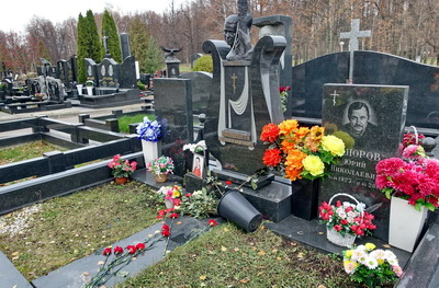Сложный памятник в форме лиры и простое прямоугольное надгробье